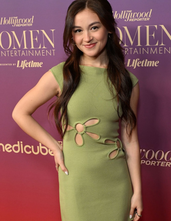 Anna Cathcart au gala Women in Entertainment sur un tapis rouge façon pistache royale