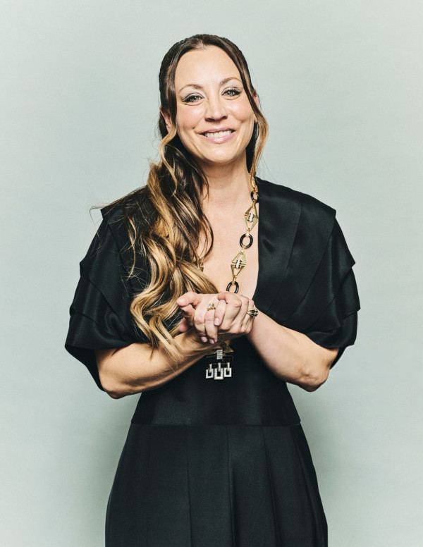 Kaley Cuoco au studio des Gotham Awards pour un shooting très déchaîné