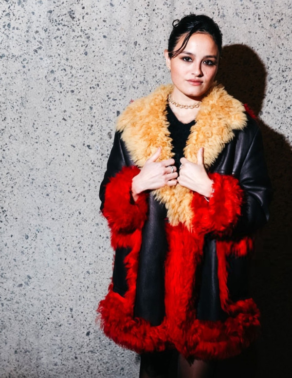 Chase Sui Wonders en manteau incendiaire au dîner Sotheby’s Creators & Collectors