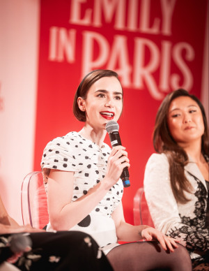 Lily Collins présente Emily in Paris lors d’une conférence à Venise