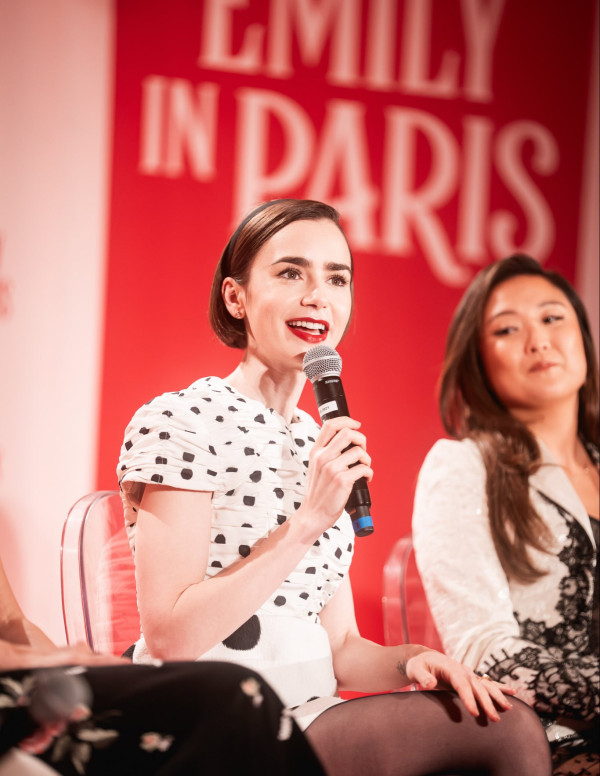 Lily Collins présente Emily in Paris lors d’une conférence à Venise