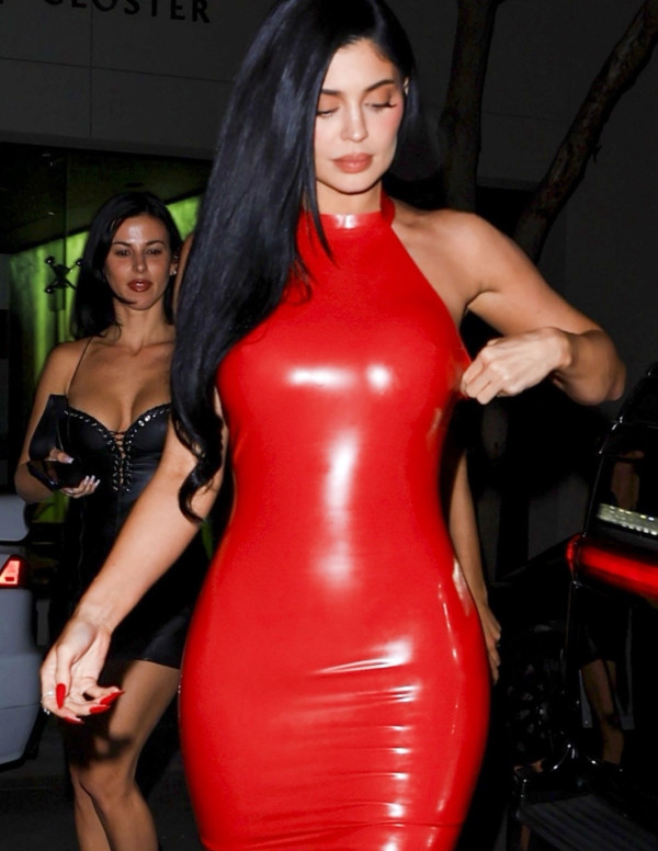 Kylie Jenner à la soirée OBB Media, latex rouge et sortie nocturne