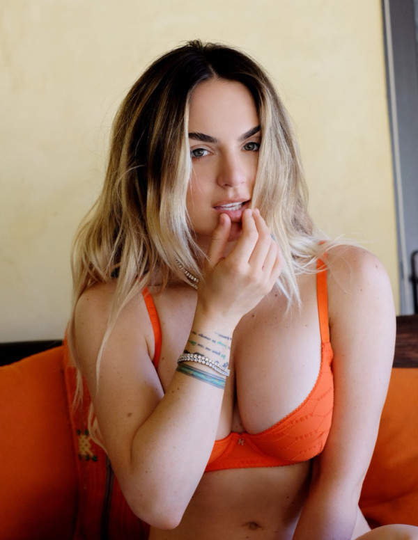 Joanna JoJo Levesque en bikini pour Flocked Flaves
