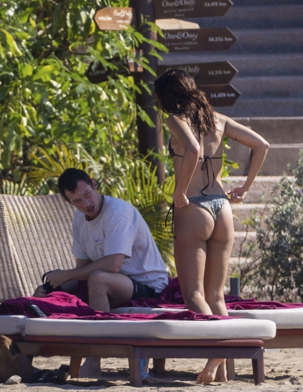 Dua Lipa en bikini sur une plage mexicaine
