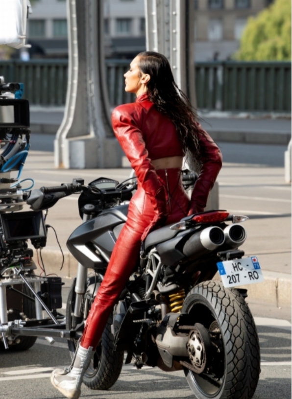 Bella Hadid en tournage de la série The Beauty à Paris