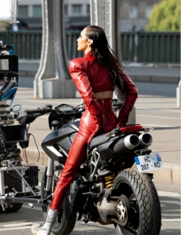 Bella Hadid en tournage de la série The Beauty à Paris