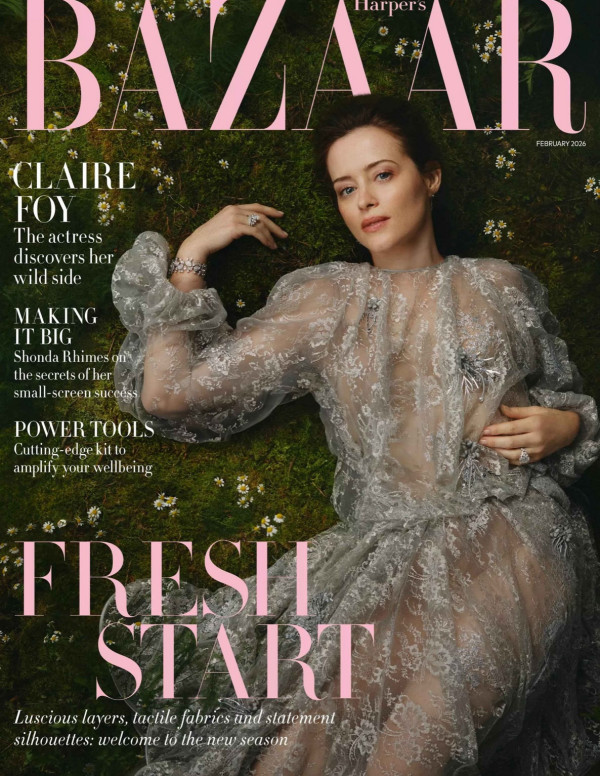 Claire Foy allongée dans l’herbe pour Harper’s Bazaar UK, luxe compris