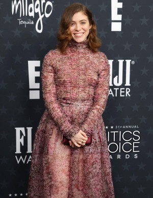 Sophia Lillis aux Critics Choice Awards, romantique sage sous projecteurs nerveux
