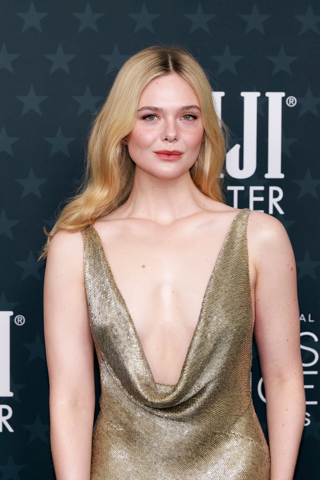 Elle Fanning fait mine d’être sage aux Critics Choice Awards de Santa Monica