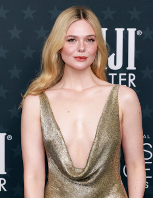 Elle Fanning fait mine d’être sage aux Critics Choice Awards de Santa Monica