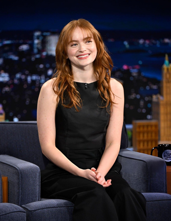 Sadie Sink chez Jimmy Fallon, polie mais prête à s’échapper
