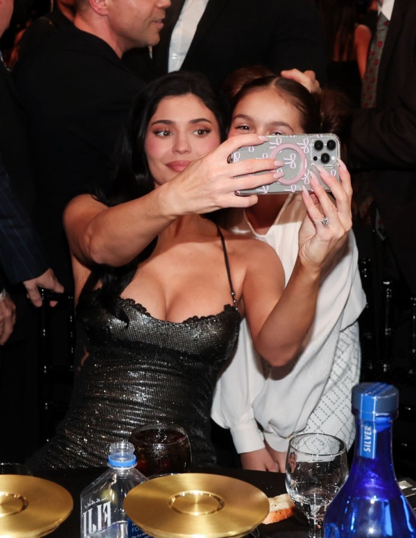 Kylie Jenner au gala des Critics Choice Awards, décolleté en jury
