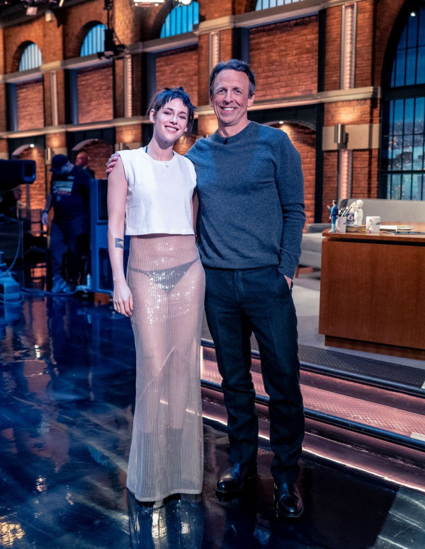 Kristen Stewart chez Late Night With Seth Meyers, transparence assumée