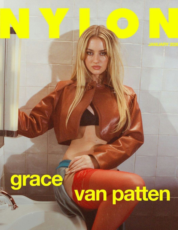 Grace van Patten pour NYLON Magazine, pose salle de bain dramatique