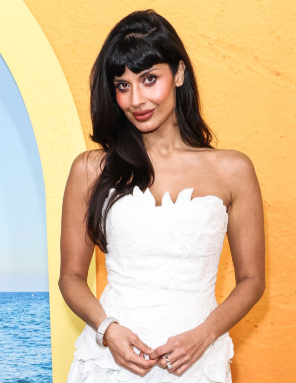 Jameela Jamil en blanc Netflix croyait voir un ange c’était faux
