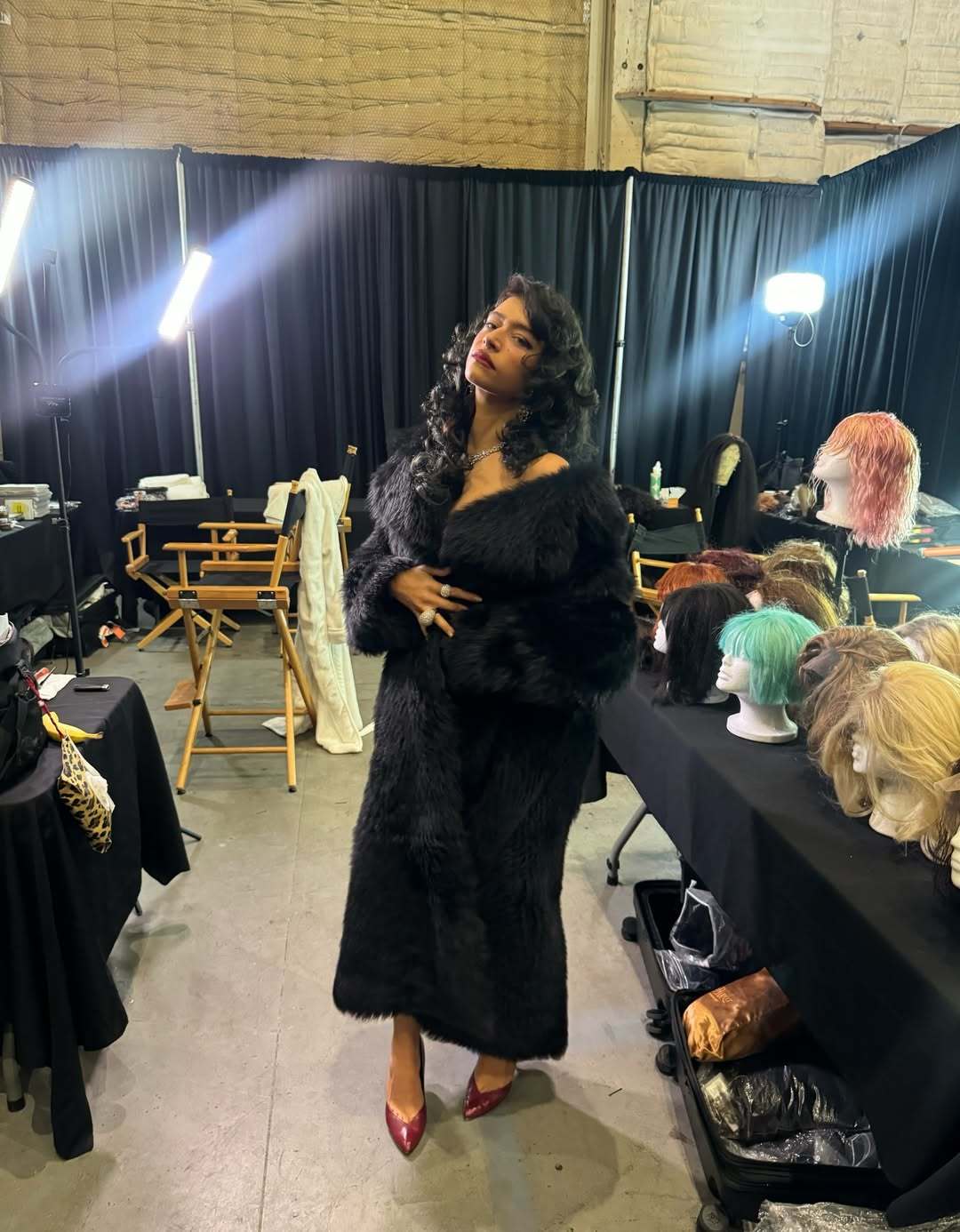 Odessa A’zion en couverture W Magazine, star glamour perdue dans un vestiaire de perruques