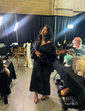 Odessa A’zion en couverture W Magazine, star glamour perdue dans un vestiaire de perruques