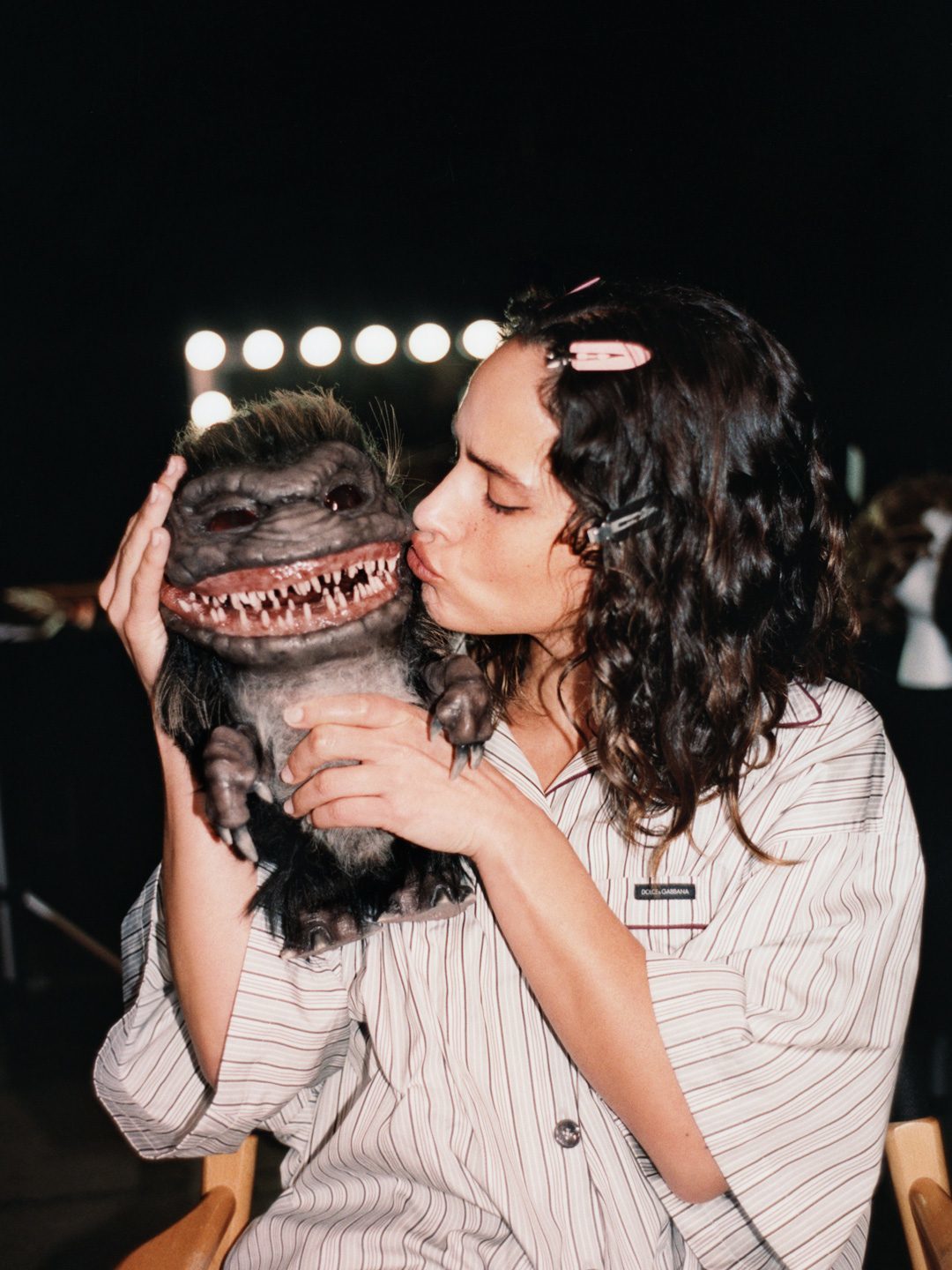 Adria Arjona pour W Magazine, séance photo entre monstre et projecteurs capricieux
