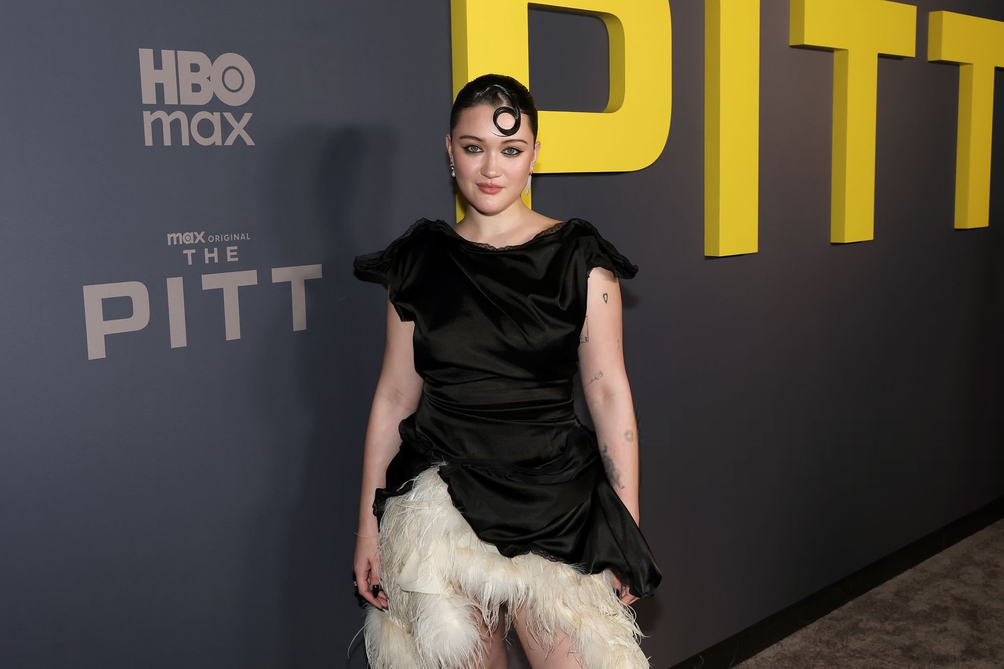 Isa Briones à la première L.A. de The Pitt, cygne en mission