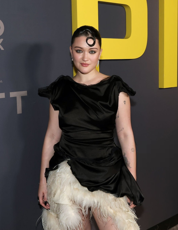 Isa Briones à la première L.A. de The Pitt, cygne en mission