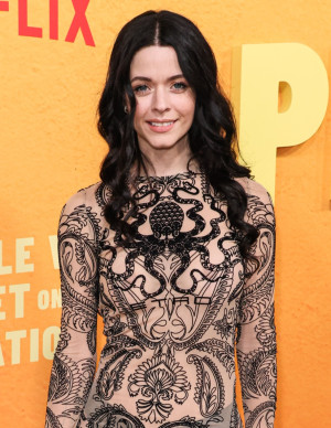 Sasha Pieterse à la première de People We Meet On Vacation, tatouage en vacances