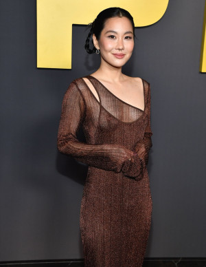 Irene Choi à la première L.A. de The Pitt, ninja chic sous néons