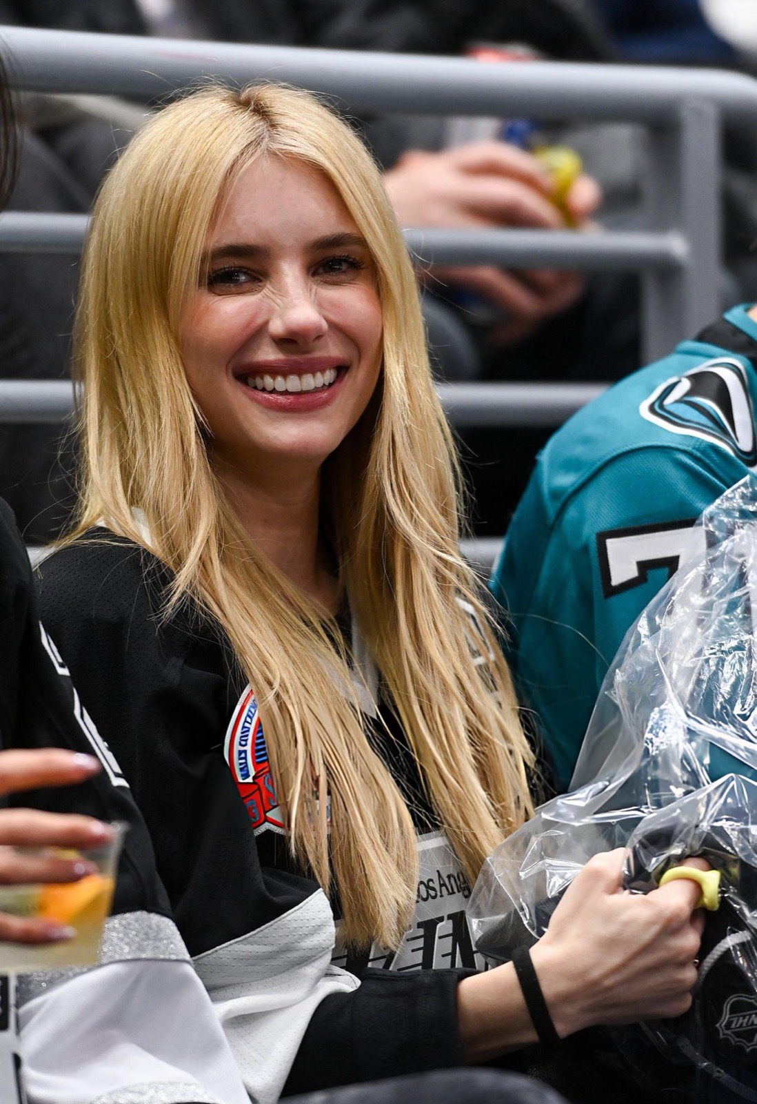 Emma Roberts au match Kings-Sharks à Los Angeles, sourire plus affûté que la glace