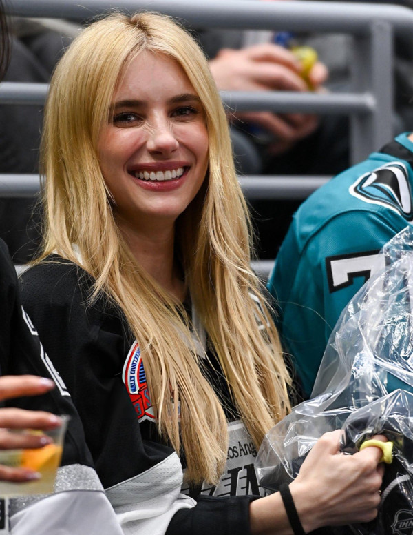 Emma Roberts au match Kings-Sharks à Los Angeles, sourire plus affûté que la glace