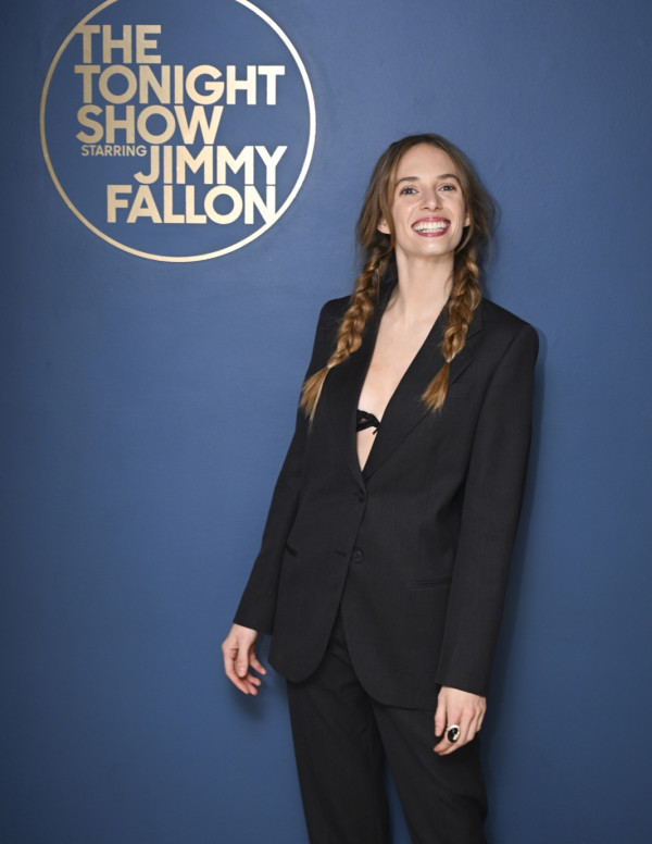 Maya Hawke au Tonight Show, sourire trop large pour le canapé