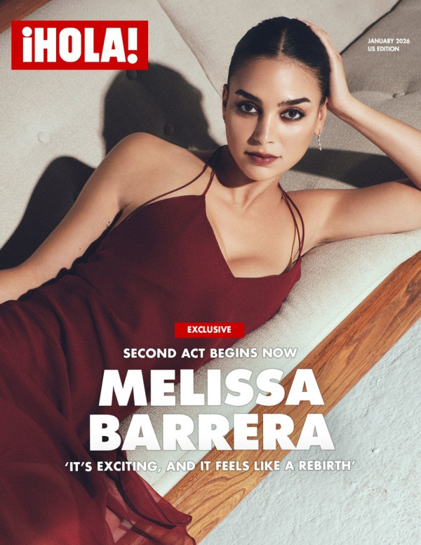 Melissa Barrera en couverture de Hola!, pose diva qui squatte le canapé