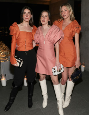 Les sœurs Haim au dîner Louis Vuitton & W Magazine, trio de bottes blanches en mission