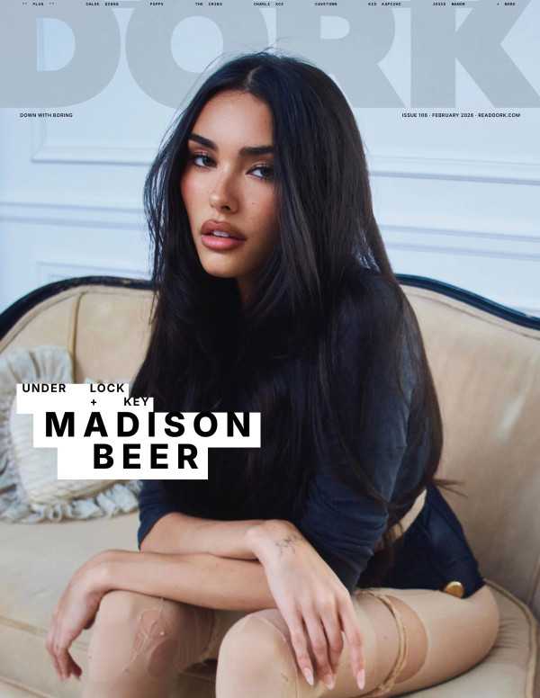 Madison Beer en couverture de Dork Magazine, fausse sainte et jambes indisciplinées