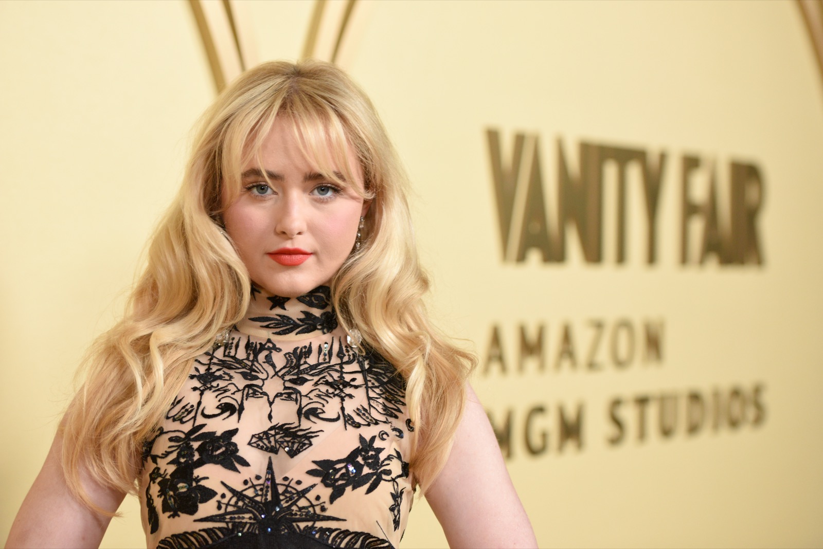 Kathryn Newton au gala Vanity Fair, ange en robe tatouée qui dérape