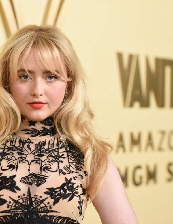 Kathryn Newton au gala Vanity Fair, ange en robe tatouée qui dérape