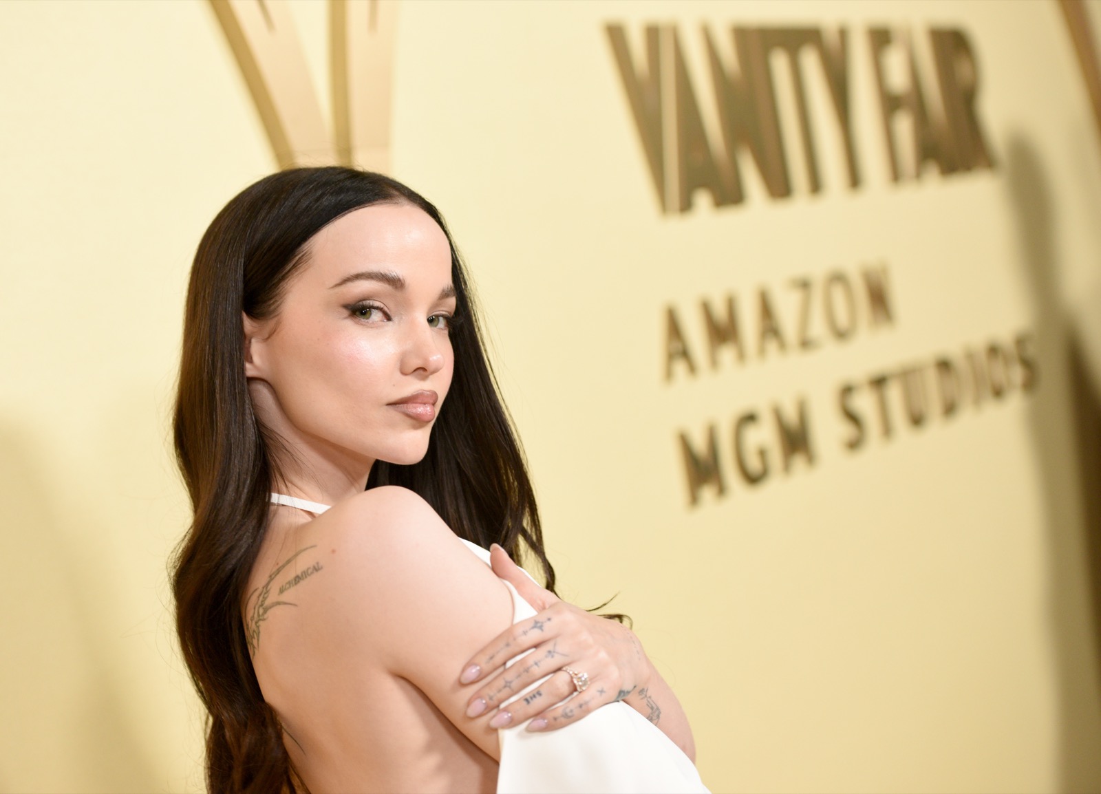 Dove Cameron au gala Vanity Fair, robe sage qui fait tourner les têtes