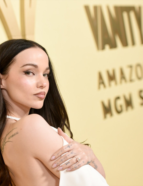 Dove Cameron au gala Vanity Fair, robe sage qui fait tourner les têtes