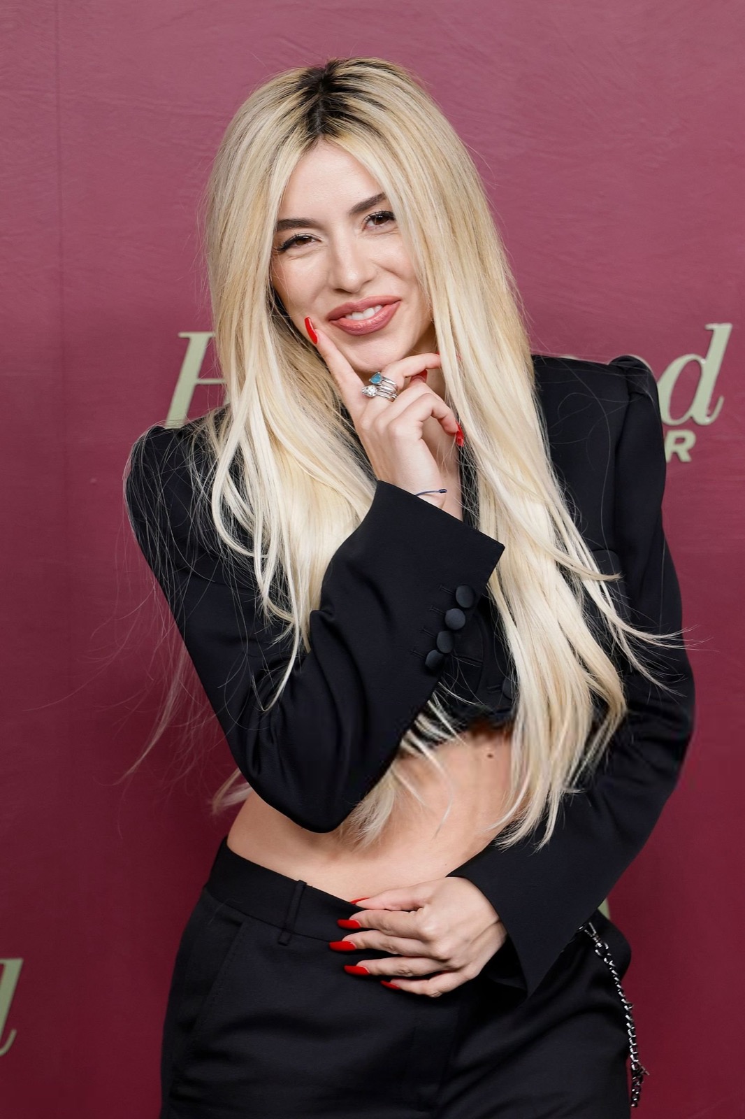 Ava Max à la Golden Week de Spotify, costume sérieux ventre en roue libre