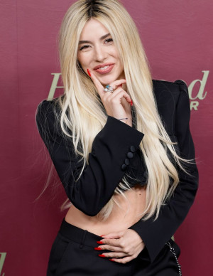 Ava Max à la Golden Week de Spotify, costume sérieux ventre en roue libre