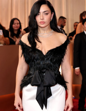 Charli XCX aux Golden Globe Awards, gala raide en robe trop serrée