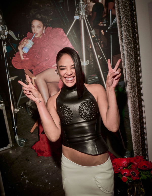 Tessa Thompson à la W Magazine Best Performances Party, danseuse incontrôlable