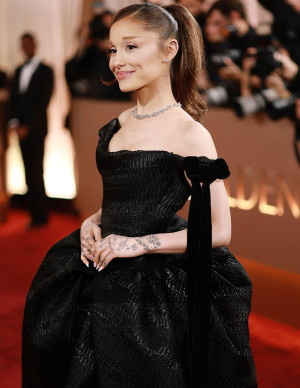 Ariana Grande aux Golden Globe Awards, princesse trop sage