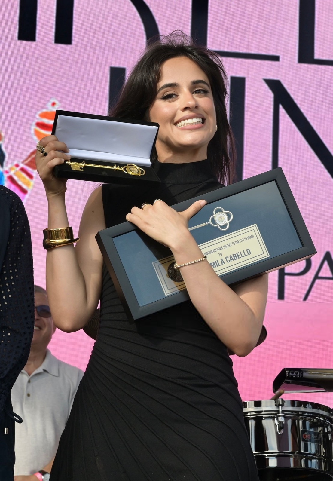 Camila Cabello à la Three Kings Parade, clé géante sourire politique