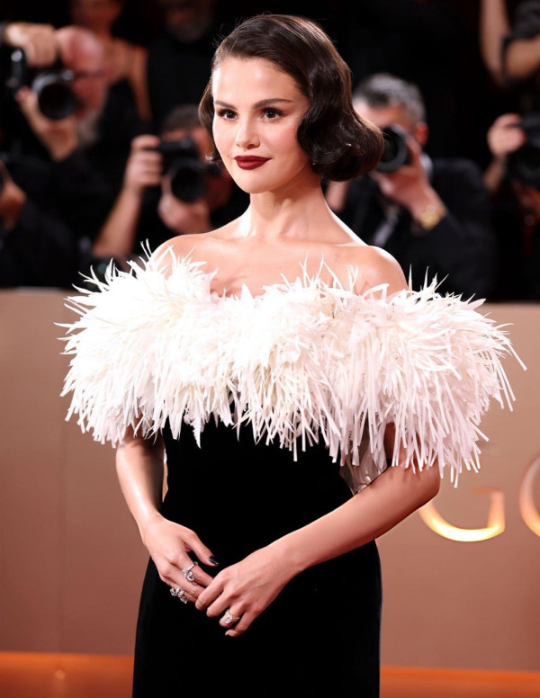Selena Gomez aux Golden Globe Awards, plumes disciplinées
