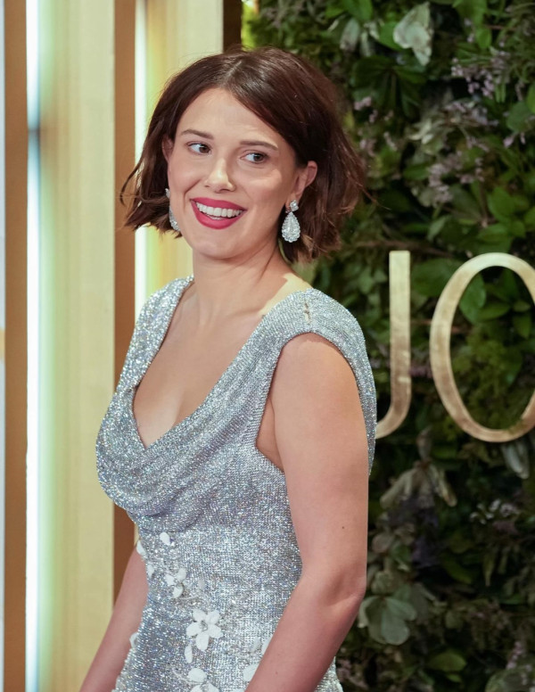 Millie Bobby Brown aux Joy Awards, sage sous contrôle royal