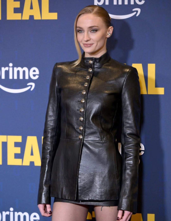 Sophie Turner à la projection de Steal, cuir très sérieux