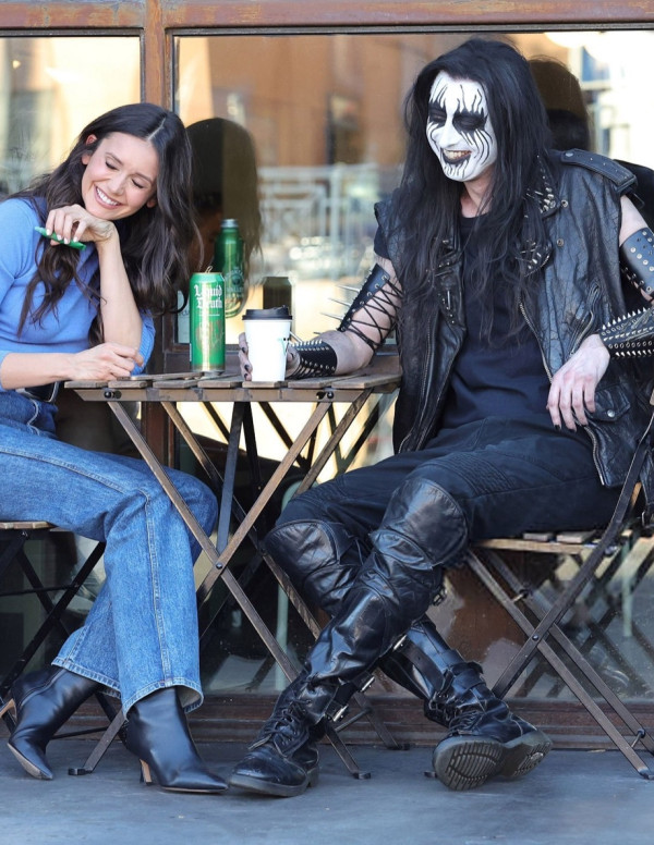Nina Dobrev tourne une pub maquillage avec un goth en terrasse