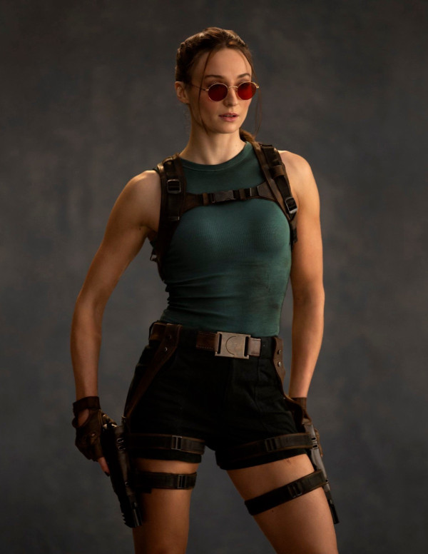 Sophie Turner en Lara Croft, prête à sauver le monde en short très court
