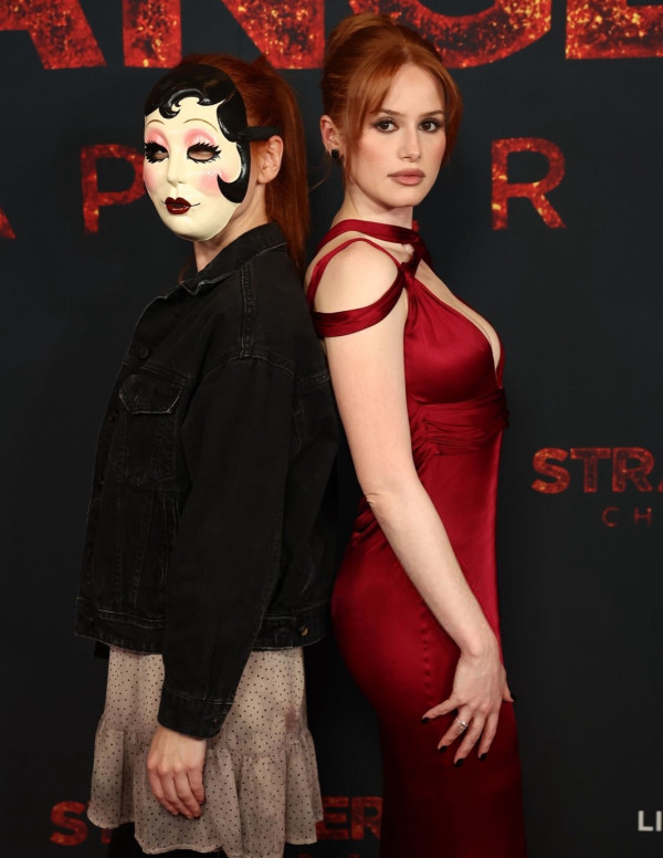 Madelaine Petsch en robe rouge tendue pour la projection spéciale de The Strangers