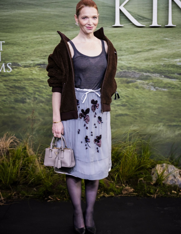 Karoline Herfurth à la première, cardigan sage mais regard dangereux