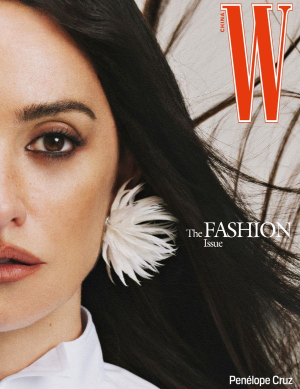 Penélope Cruz couvre W China, plume, jambe, regard dangereux